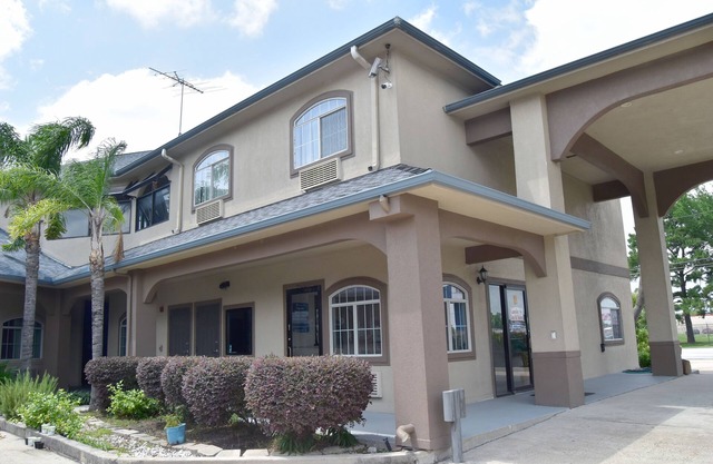 Camelot Inn & Suites Highway 290 NW Freeway