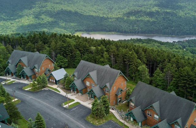 Camp Four 23: Pet Friendly, Slope side, Gas Fireplace.