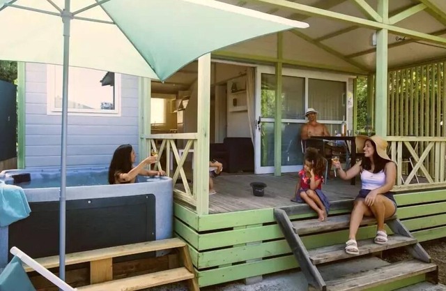 Camping maeva Escapades l'Hermitage *** - Chalet Grand Confort VIP 4 Rooms 6 People Air-conditioned + TV + Jacuzzi