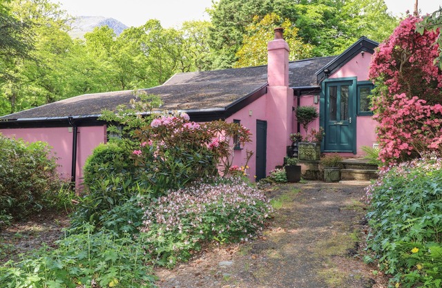 CAN YR AFON, pet friendly, character holiday cottage in Beddgelert