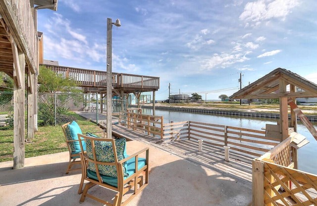 Canal Front Beach House with Laguna Madre Views. Flour Bluff, Corpus Christi.n