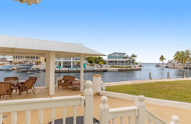 Canal Front Gem W/Private Dock, PS4, Free WiFi, & Expansive Balcony W/Views