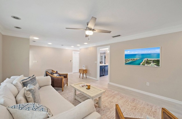 Canal, Pool, Near Beaches, Airport and Downtown