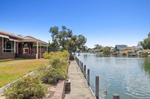 Canal Tranquillity - Restful Water Retreat