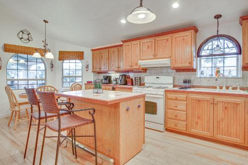 Canalfront Port Isabel Cottage 5 Mi to Beach!