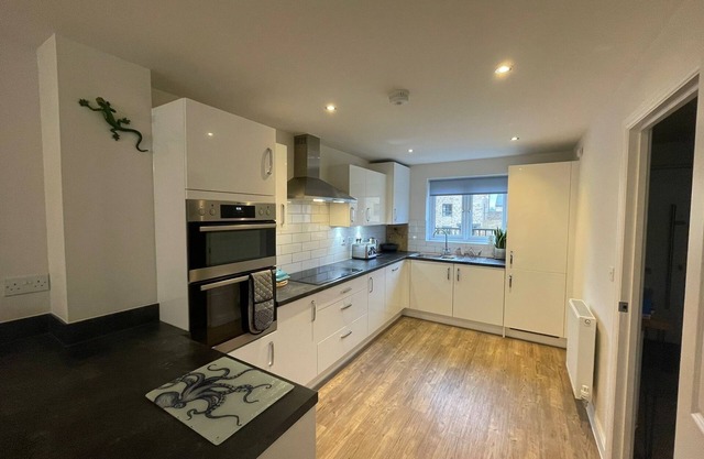 Canalside Home in Lovely Swindon