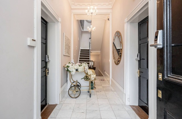 Canary Wharf Spacious and Large Apartment with Parking