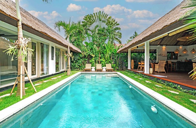 CANGGU 4BR VILLA & BIG POOL - 10 mins from the BEACH
