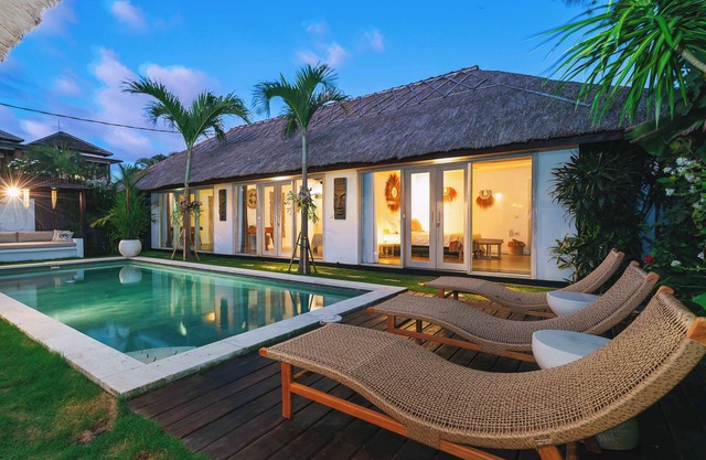 CANGGU Villa 4BR + big Pool + 10 mins to BEACH