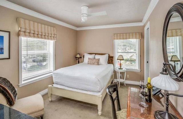 Cannon Beach Hotel - Deluxe Queen Room at Cannon Beach Hotel Collection