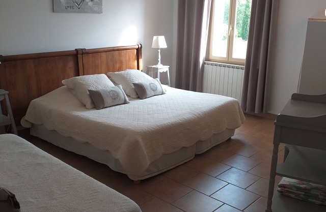 Cante Grillet in LACOSTE (84) in PROVENCE Quiet countryside Chambre FANNY