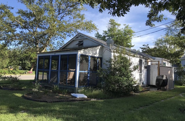Cape May Pt. Birders Paradise, 2 bedroom cottage with open floorplan & 2 porches