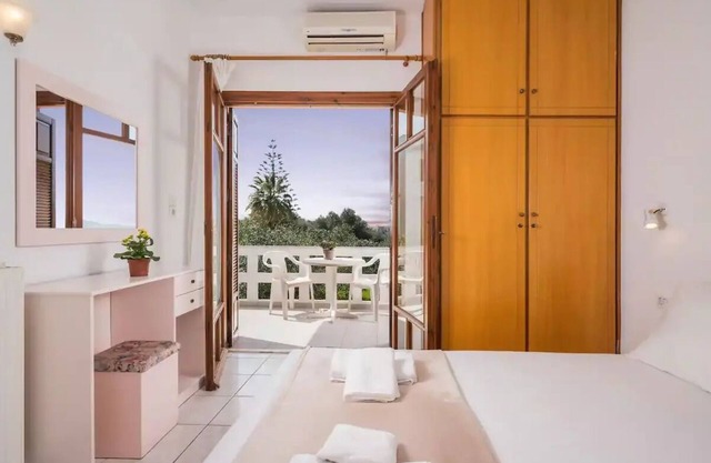 Captain Michalis apartment 7 , Irinis 80, Galatas Chania Crete