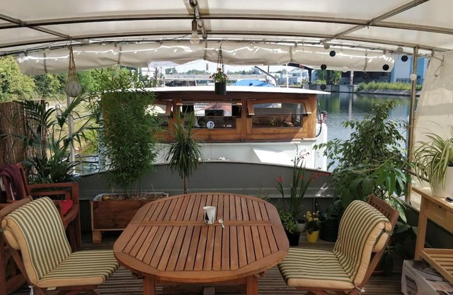 Captain's cabin: Cosy flat on a house boat