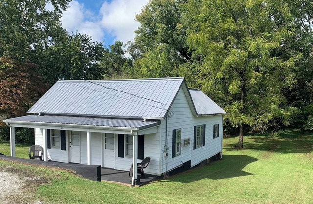 Captain's Quarters Dockside. You can walk to Lake, Burnside Marina & Cole Park.