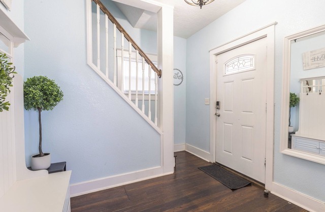 Captain's Quarters 5 Bed /3 bath with Office!