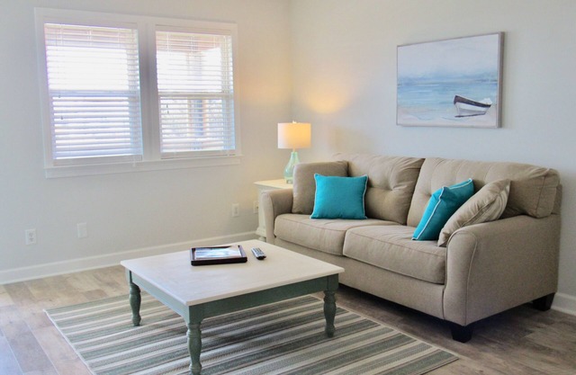 Captains Quarters, Less than 1 block to the beach!Covered Porch, Full Kitchen