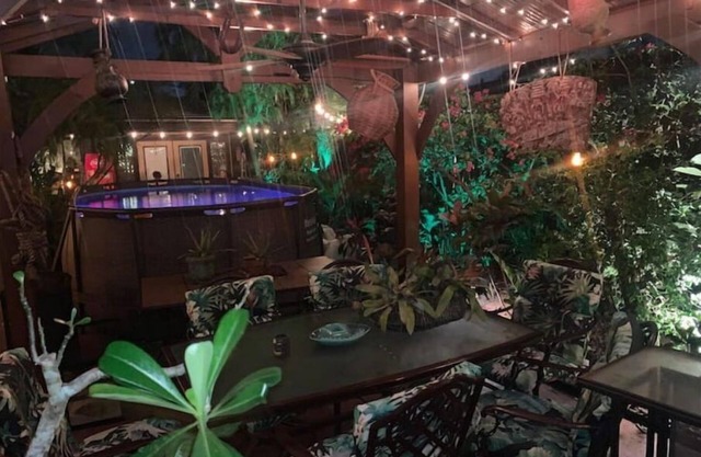 Captin' Joe's Tropical Palm Beach Hot Tub Hideaway