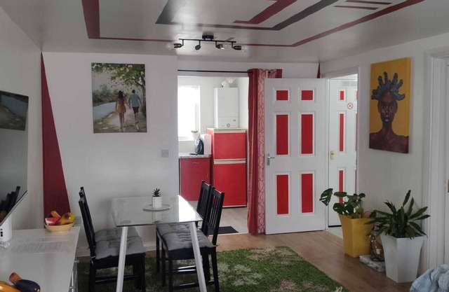 Captivating 3-Bed Apartment in Romford