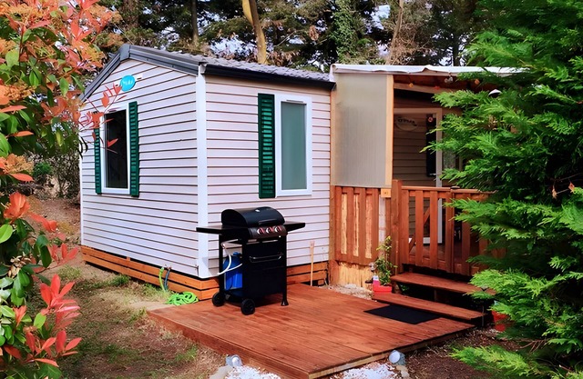 Caravan 'Mobil-home' with Shared Pool, Private Terrace and Air Conditioning