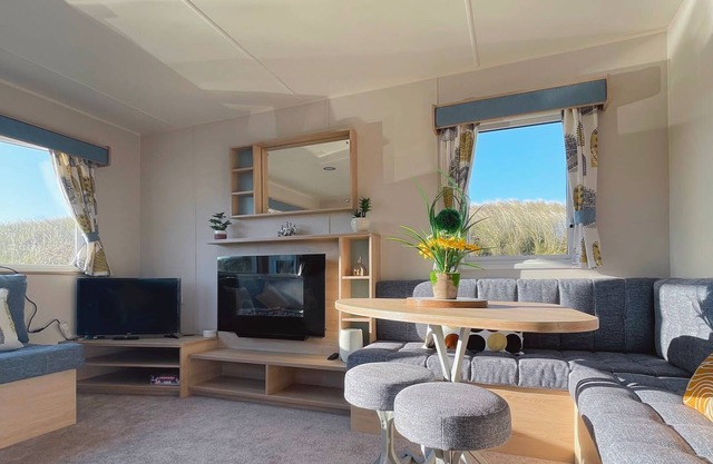 Caravan on Haven resort and small walk to beach!