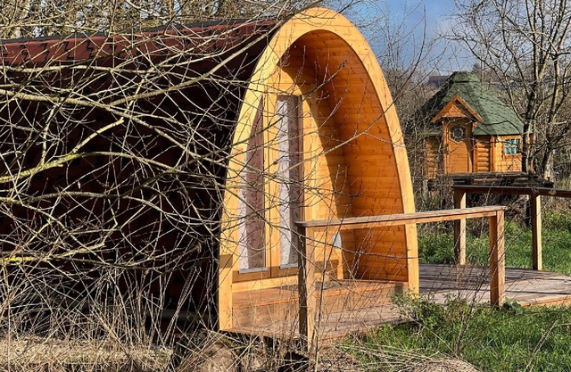 Caravane Insolite Entierement en Bois Immergée en Pleine Nature
