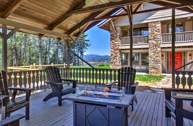 Cardinal's Roost 7 bedroom retreat with a hot tub and fire pit