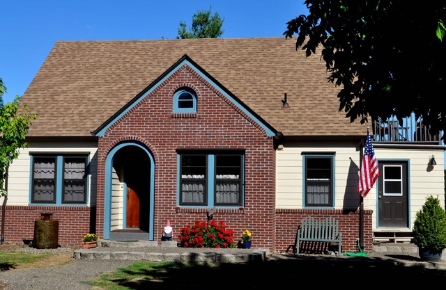Carefully Restored Wilsonville Farmhouse next to Parks & Trails, 1 Mile to I-5