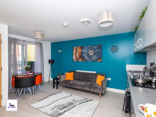 Carnforth by Alt-Stay - Wakefield 2 Bed Ensuite Townhouse Contractor and Corporate Accommodation with Private Balcony, Parking, Smart TV, Kitchen and Fast Wi Fi - Long Stay Ready with Weekly and Monthly Rates