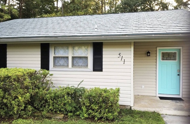 Carolina Cottage (Close to shopping, restaurants and area military bases)