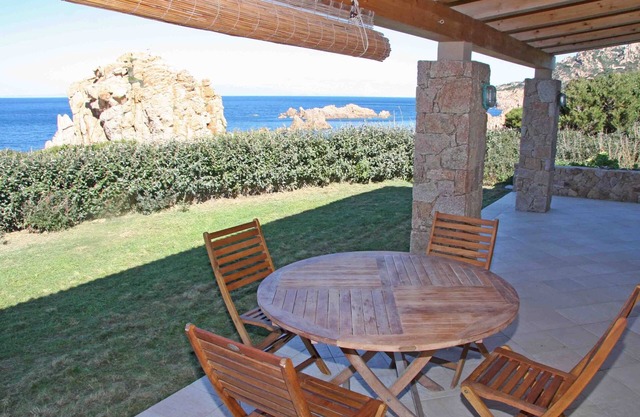 Casa in Prima Fila, Piscine Naturali Sotto Casa con Vista sul Mediterraneo e BBQ