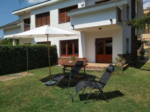 Casa amb jardí i llar de foc