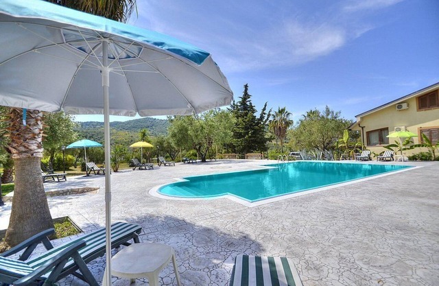Casa Clelia F: A welcoming apartment surrounded by the greenery.