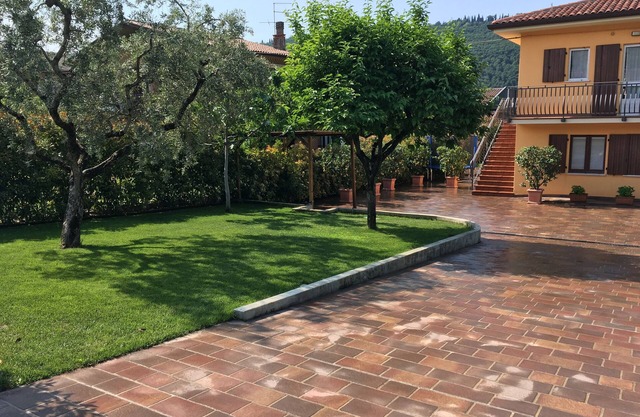 Casa dei Limoni in a quiet location near the center of Garda