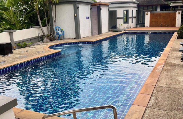 Casa Gris a 2-bedroom Villa with Shared Pool only minutes from Nai Yang Beach