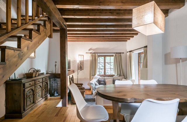 Casa Guineu Cozy 3-story house in the beautiful town of Unha