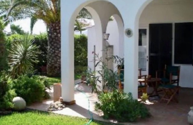 Casa Il Sole. Unifamiliar adosada casa con jardín. Cap D'Artrutx, Menorca.