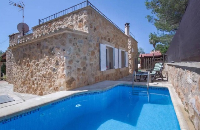 CASA PIEDRA FOR 5 PEOPLE, COZY, WITH POOL, WIFI AND AIR CONDITIONING
