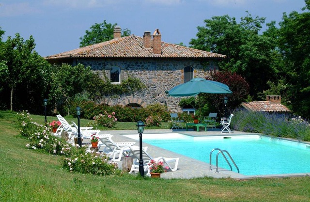 Casale sovrastante il lago-Collina Blu