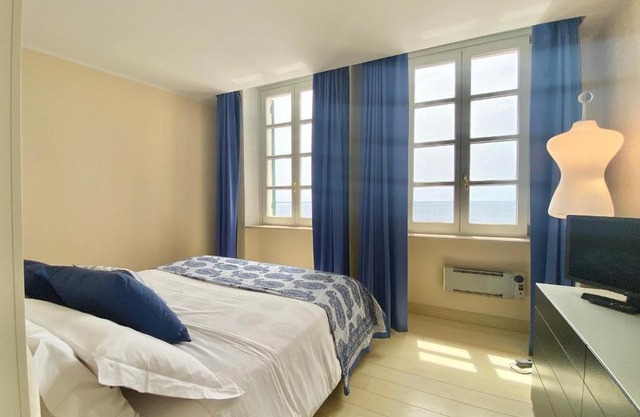 CasaViva - Beachfront Trilo with parking in Camogli