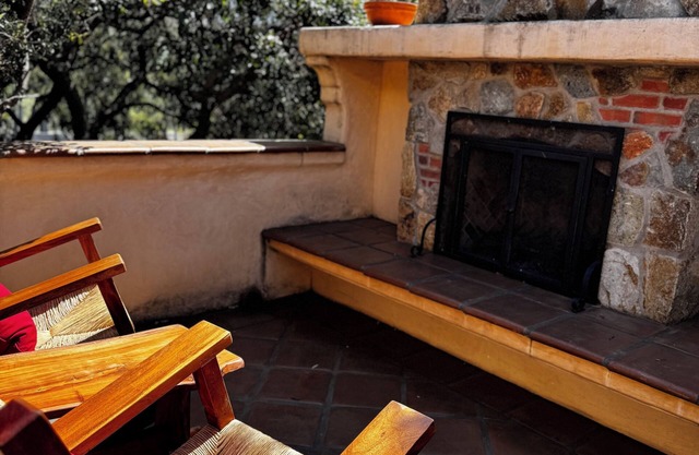 Casita on the Hill! Charming home with California Outdoor Living