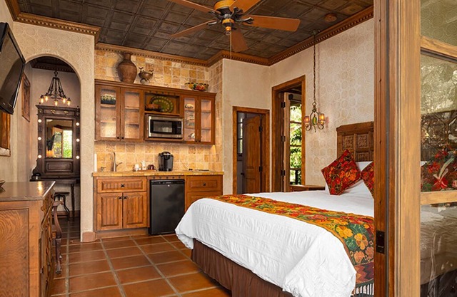 Casita Verde - Romantic poolside, private, exotic Spanish estate with Gardens