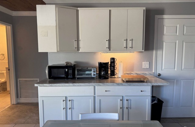 Castaway Cottage A, 1 BR, 1 BA, Queen, Waterviews, Mini Kit, Monthly Disc.