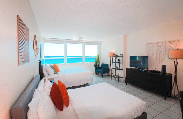 Castle 1733 Oceanfront Studio with pool, beach access, free parking, gym, tennis and more!