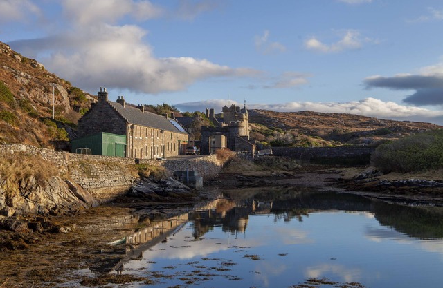 Castle Cottage - sleeps 6 guests in 3 bedrooms