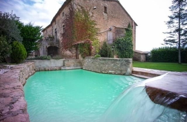 Catalan farmhouse of the seventeenth century rehabilitated everything and preserve its essence.