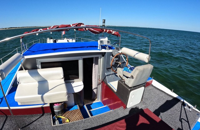 Catamaran de 12m de Long par 5m de Large Dans le Port de Quiberon