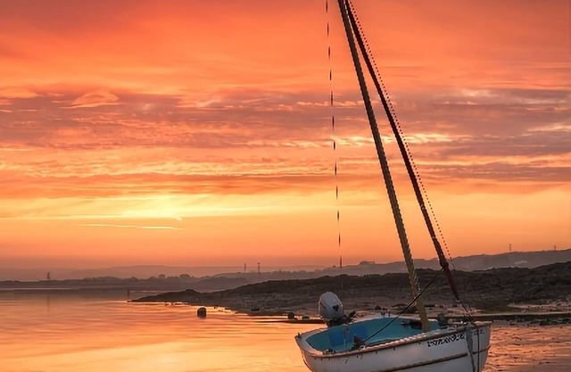 Catboat Cottage: a stone's throw from the beach. Shops & pubs are 2 minute walk.