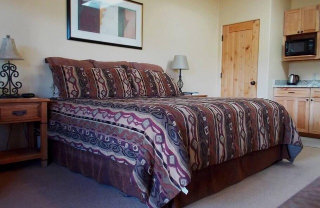 Cathedral Rock View Suite by the Creek