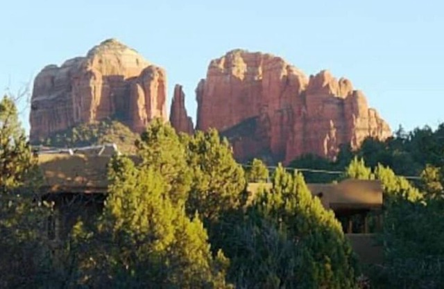 Cathedral Rock VIEW cabin near Oak Creek; pets welcome